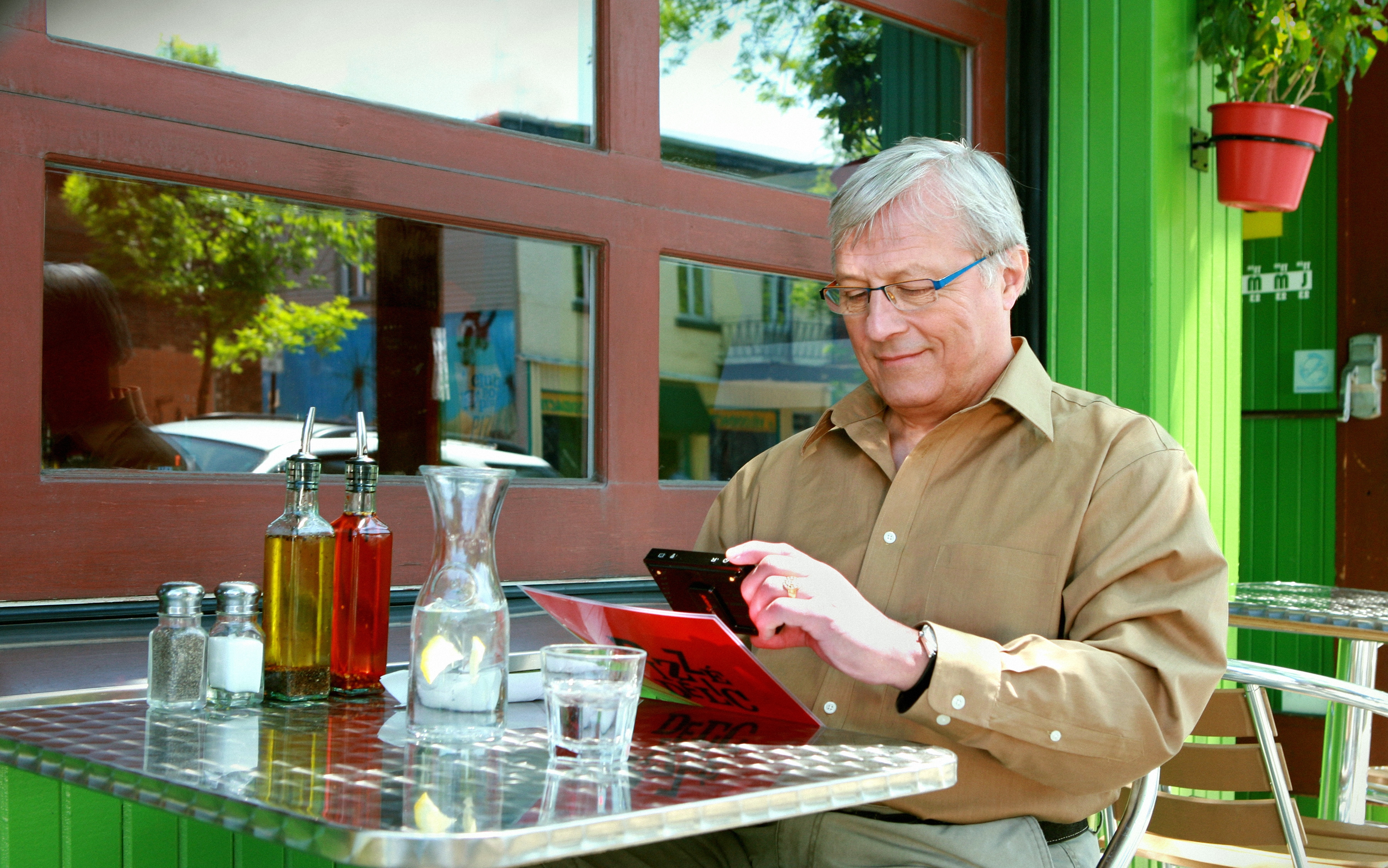 SmartView Nano: Very Small portable video magnifier, is a handy aid to ...